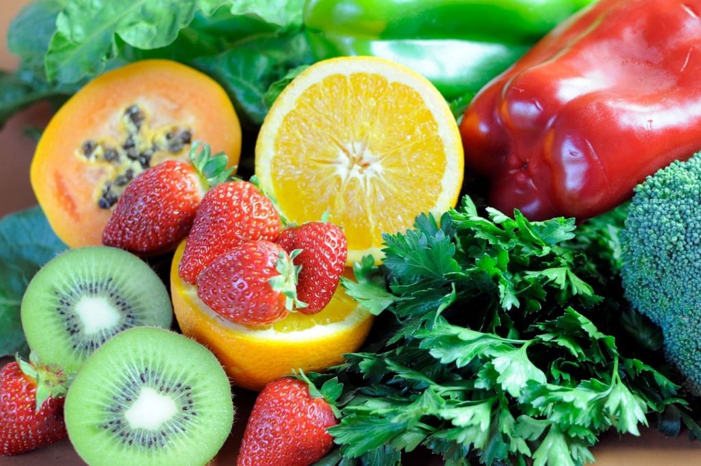 mesa repleta de frutas, verduras e legumes